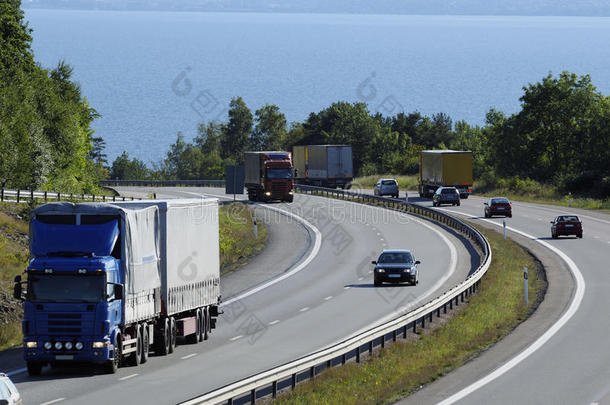 繁忙高速公路上的卡车和交通