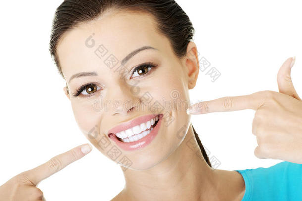 露出完美牙齿的女人。