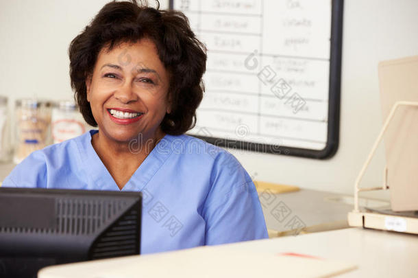 护士站使用计算机的护士