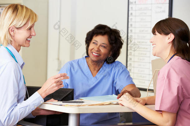 护士站讨论的医生和护士