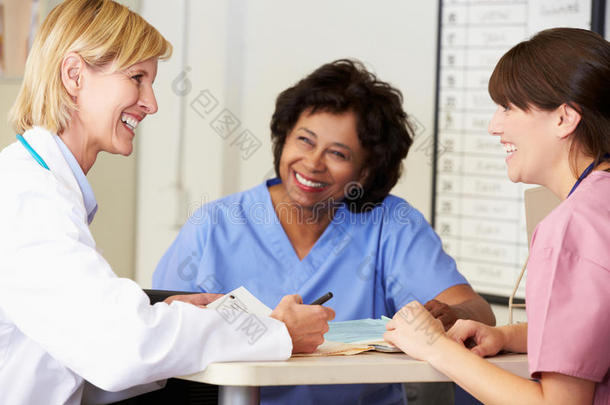 护士站讨论的医生和护士