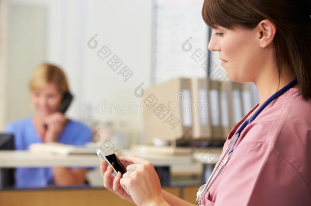 护士站使用手机的护士