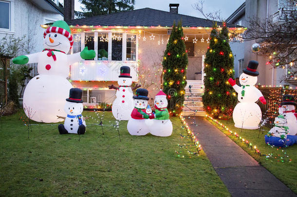 房子都用雪人装饰成圣诞节的样子