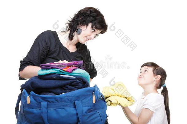 女人和女儿手上塞满了衣服和背包