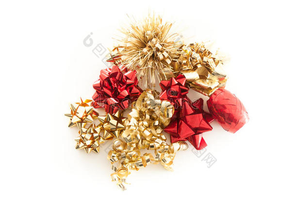 金色和红色圣诞蝴蝶结和丝带