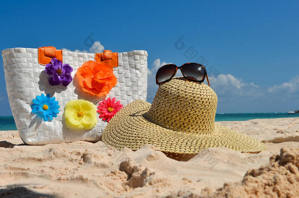 带草<strong>帽</strong>和太阳镜的<strong>夏季沙滩</strong>包