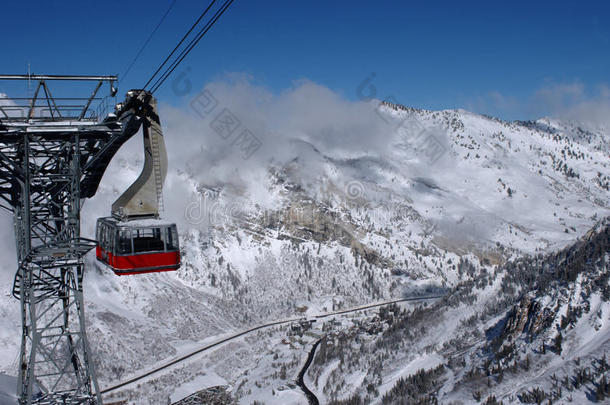 雪鸟滑雪场的山景和红色滑雪缆车，犹他州雪鸟滑雪场的山景和红色滑雪缆车