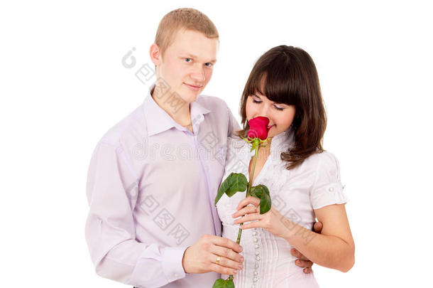 那家伙给了一个女孩一朵玫瑰，向她求婚