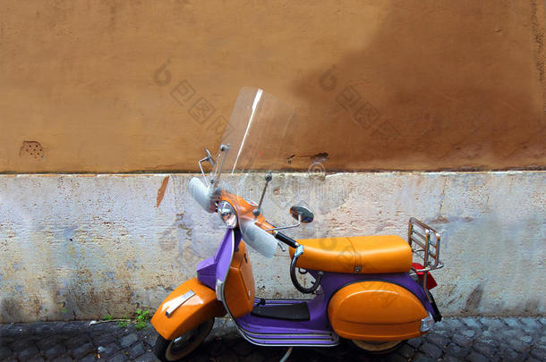 意大利黄紫色踏板车