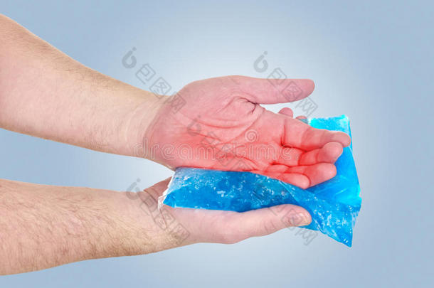 <strong>冰凉</strong>的凝胶包在肿胀疼痛的手掌上。