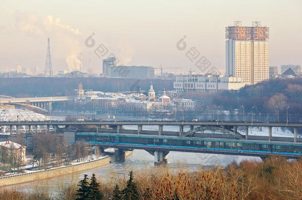 莫斯科冬季的卢<strong>日</strong>尼茨基地铁桥