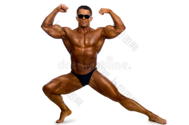 英俊的肌肉男展示他的肌肉。
