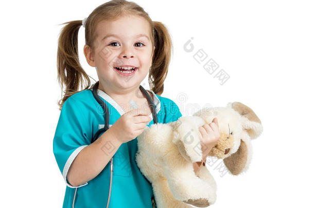 穿医生衣服的小女孩，白色外裹毛绒玩具