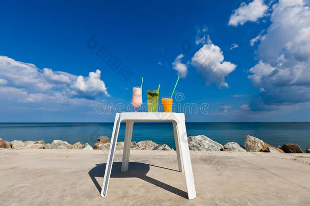 以模糊海滩为背景的夏日饮品