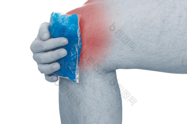 冰凉的凝胶敷在肿胀疼痛的膝盖上。