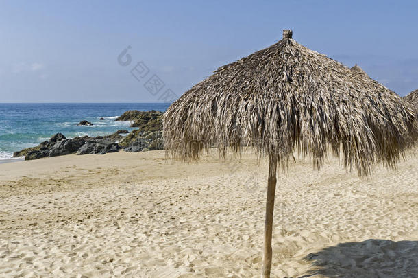 海边的茅草沙滩伞
