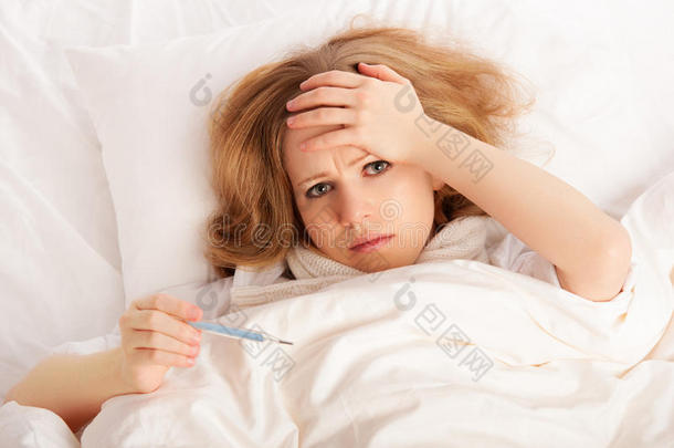 患体温计病的妇女感冒、流感、卧床发烧