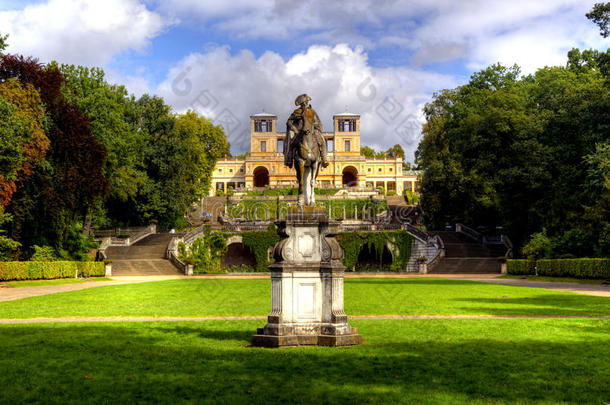 波茨坦桑苏奇公园的雕塑和橘园宫殿（orangerieschloss）