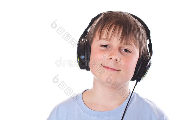 戴着耳机听音乐的男孩