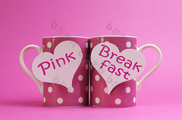 粉色早餐信息写在两个粉色圆点咖啡杯上