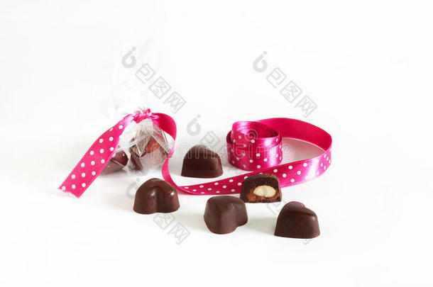 巧克力心形松露，粉红丝带，白色隔离