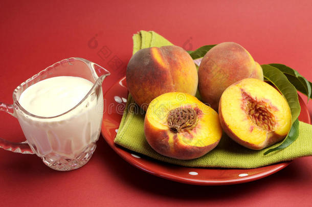 桃子和奶油肤色概念，搭配一盘鲜黄桃子