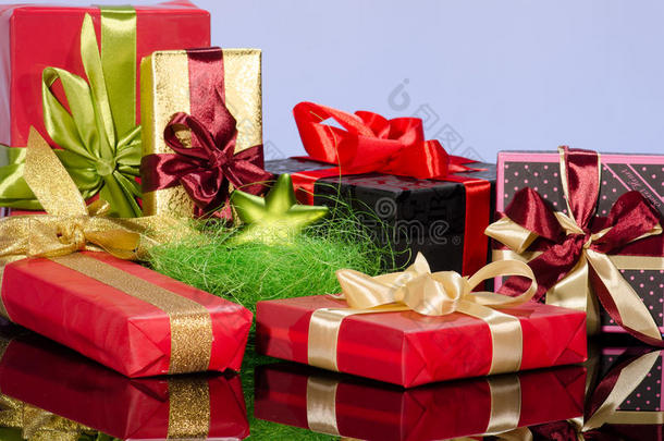五颜六色的礼品盒和圣诞布置