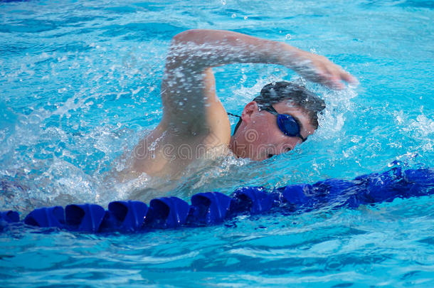 游泳运动员做自由泳时呼吸急促