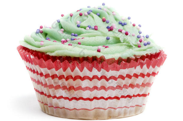 有绿色糖衣的纸杯蛋糕，白色背景下有成百上千的纸杯蛋糕