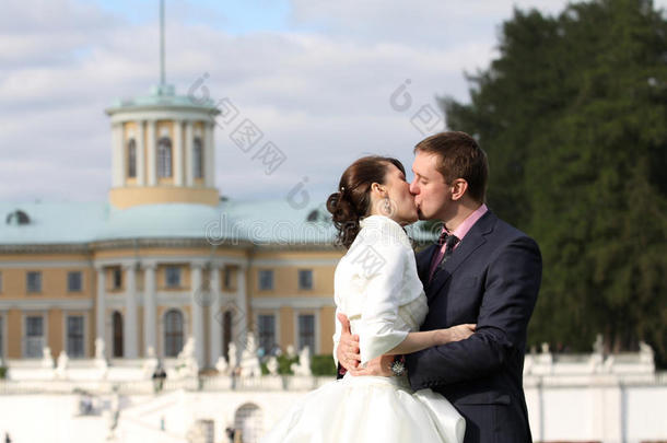 新郎新娘在皇宫附近接吻