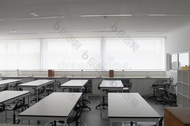 空旷的现代学校教室