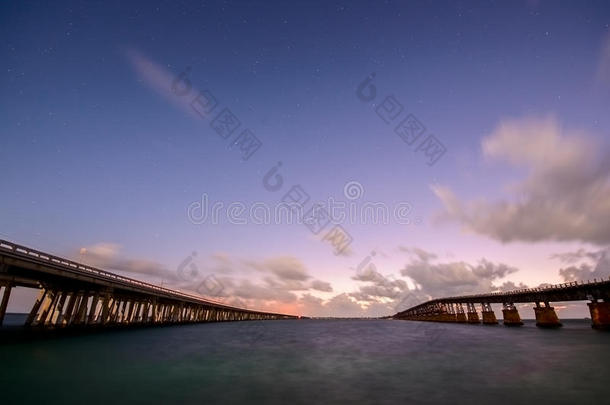 夜空下佛罗里达群岛的桥梁