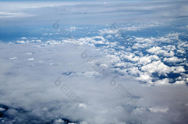 云层覆盖土地鸟瞰图