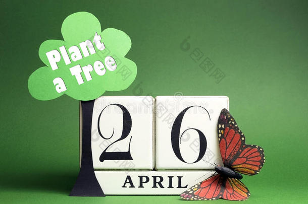 <strong>植树节</strong>，在4月26日种植一棵树，白色方块日历，树，蝴蝶和绿色背景下的信息。