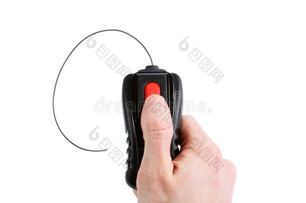白色的手按着黑色小遥控器上的红色按钮