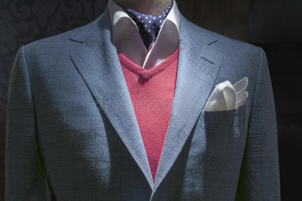 浅蓝色格子夹克配红色毛衣、衬衫、领带和手帕（水平）