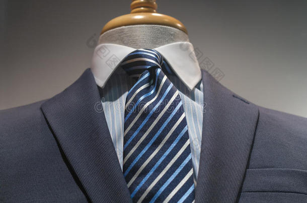 灰色条纹<strong>夹克</strong>，蓝色条纹衬衫和领带