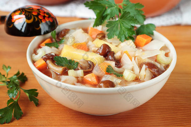 红萝卜蘑菇<strong>白菜</strong>汤陶瓷碗