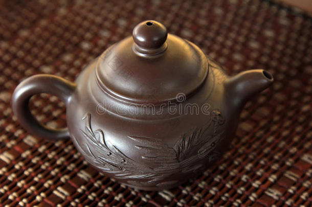 桌上的<strong>紫砂</strong>茶壶