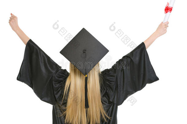 穿着毕业礼服的女人欢庆成功