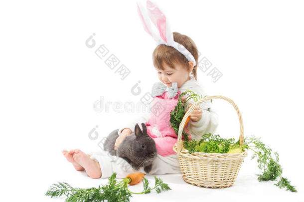 穿兔子服装的孩子，兔子和胡萝卜。