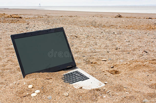 沙滩上的笔记本电脑