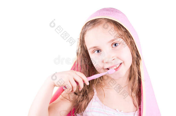 美丽快乐微笑的小女孩洗澡、洗澡后刷牙