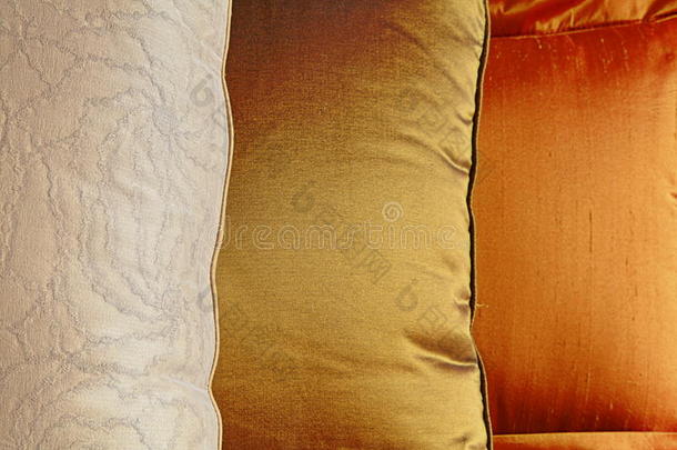 彩色丝绸靠垫