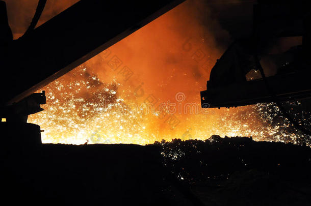 炼钢后产生火花照片是吗？？在乌克兰的一家钢铁厂