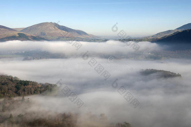英国坎布里亚凯斯威克上空的大雾<strong>消散</strong>。