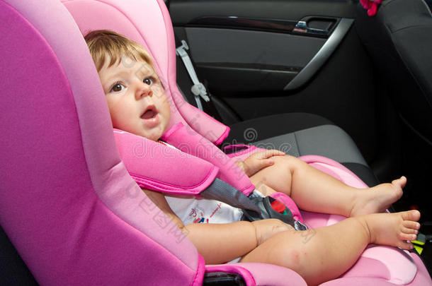 婴儿坐在安全的汽车座椅上。安全和安保