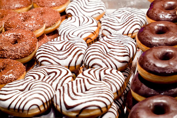 斑马甜甜圈、巧克力甜甜圈和榛子甜甜圈3