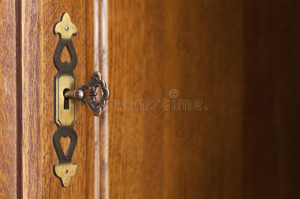 带<strong>门牌</strong>和钥匙的木制背景