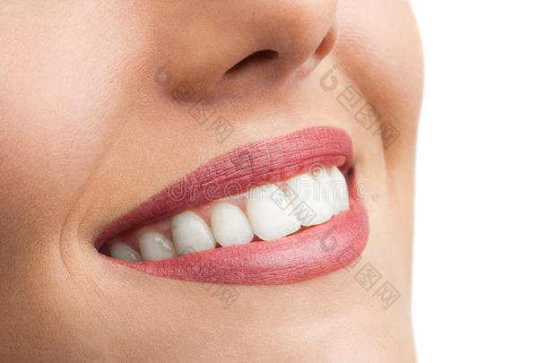 完美牙齿的宏观特写。